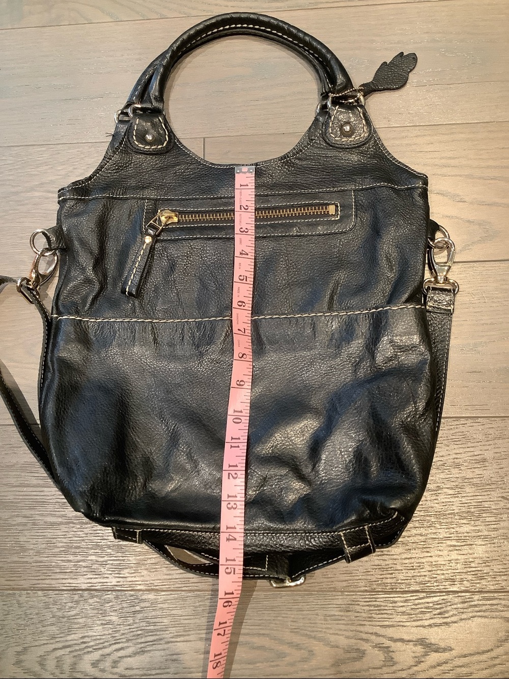 Roots Black Leather Lauren Shoulder Bag.
Made in Canada 🇨🇦 - Picture 4 of 6